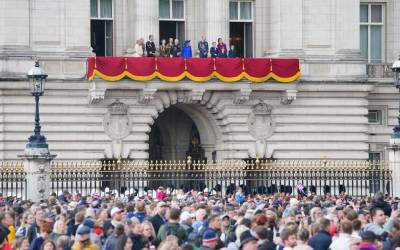 UK monarchs' longevity against their people: a demographically correct reanalysis